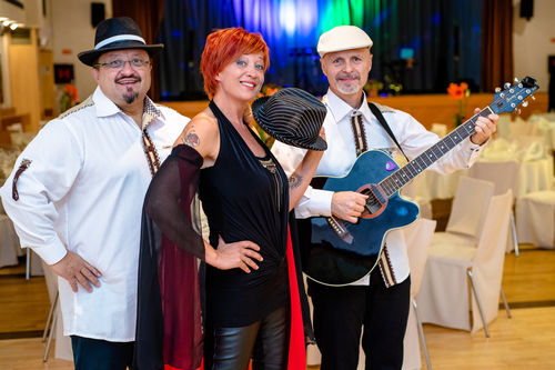 COOLE TANZMUSIK, PARTYOLDIES  UND INTERNATIONALE STIMMUNGHITS  »BIS DIE HÜTTE BRENNT!«